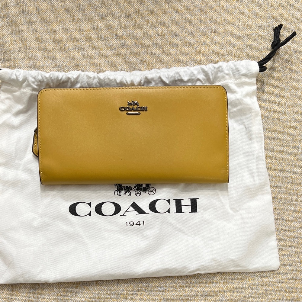❤️ Coach Mustard Yellow Leather Wallet